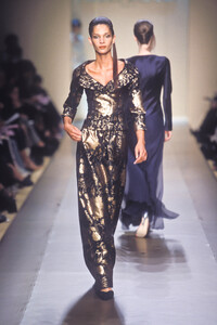 1837658253_PierreBalmain2000HauteCouture81.thumb.jpg.f48a1debd8f96de14383b4ce42f1c754.jpg