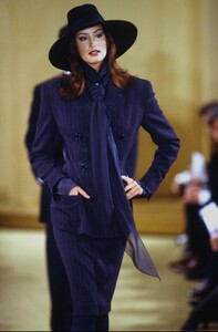 1847369056_DonnaKaranFW92(5).thumb.jpg.ddd3a972e9a5288aafad5212f9eef633.jpg