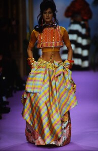 1882194069_Christian-Lacroix-Couture-Spring1993-Yasmeen-Ghauri(19).thumb.jpg.29f64e1b35df90be4a2a10725f86717f.jpg