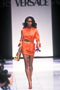 1917327865_Versace1991WomenRTW5.thumb.jpg.daefb85c2247a75405e8041a03b5e7c2.jpg