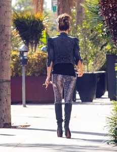 1934536719_katebeckinsalelookinaskintightleggingsatlosangeles101220217.thumb.jpg.49dff81a03f2177ba5f31b5549f7ad09.jpg