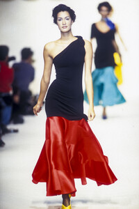 1955675909_AngeloTarlazzi1993WomenRTW61.thumb.jpg.daf6f56b8047dc7e8a537a86fb881ab3.jpg