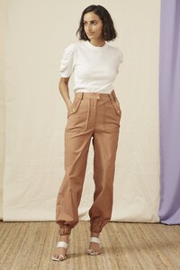 20190368_josie_knit_101_white_20190346_utility_pant_235_tan_nh_40084.jpg