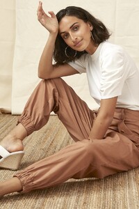 20190368_josie_knit_101_white_20190346_utility_pant_235_tan_nh_40110.jpg