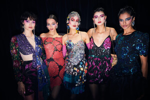 2043382050_danielboudRomanceWasBorn-Forever-AAFW2021-Backstage-credit_Daniel-Boud_30.thumb.jpeg.59ce254ecd3d7c88189d0ebd8344d94b.jpeg