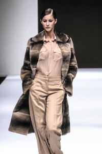 2063757092_MaxMara1999WomenRTW2.thumb.jpg.eb00d07bc87843789ff802b96390df1c.jpg