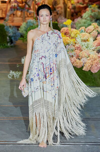 2076374692_vogue.com00039-Romance-Was-Born-Australia-Resort-2022-Sydney-credit-gorunway-Brad-Hick.thumb.jpeg.f11218550074950cda45854b585d194c.jpeg