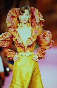 2082256800_christian-lacroix-hc-fw-1991(14).thumb.jpg.c8cca87aa19e0f9242704269b4984ce9.jpg