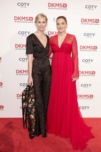 Niki+Taylor+DKMS+30th+Anniversary+Gala+Vm1-PBtMZ8Lx.jpg