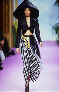 2121298345_Christian-Lacroix-Couture-Spring1993-Christy-Turlington(8).thumb.jpg.aec46dd147edb7c1f9b08fa7db052d98.jpg