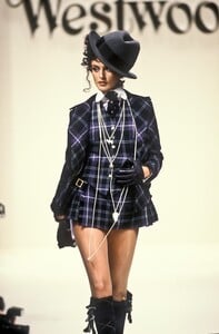 2121760862_VivienneWestwood1994WomenRTW33.thumb.jpg.25e131a501839c42b5b79ba7f477bac1.jpg