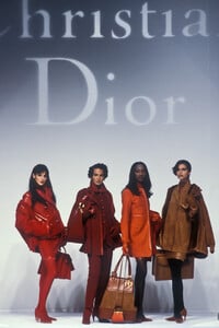 2122727619_ChristianDior1994WomenRTW1.thumb.jpg.bcfc1c0583810bfc304a3eeacaa73b49.jpg