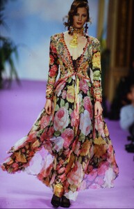 2138800994_Christian-Lacroix-Couture-Spring1993-Christy-Turlington(17).thumb.jpg.75995228bdf3107d1e7082bd9dc825cc.jpg