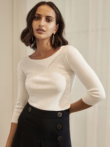 3-4-Sleeve-Twist-Front-Knit-M70783-S20_1500x2000_637332530324408771_200716-VM-E-Bella-SH06-ON-200817-13658_1_copy.jpg