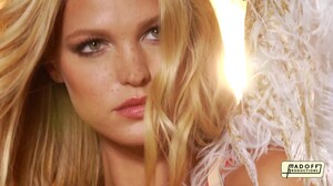 Behind the Scenes of the Victoria's Secret Holiday Commercial (1080p_24fps_H264-128kbit_AAC) 564.jpg