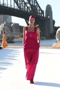 321135200_vogue_com.au1cff26fd82afdd5b17abfdb42f85a2dc7.thumb.jpg.6f0b50819e27294a4308eb16faa1c619.jpg