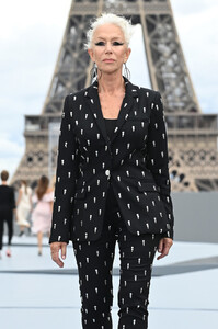 Helen+Mirren+Le+Defile+L+Oreal+Paris+2021+Lv54tAi3vWjx.jpg