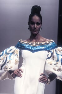 386132034_JeanLouisScherrer1993HauteCouture119.thumb.jpg.45fbd49f51597a42b708118cab985720.jpg