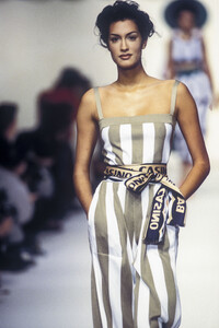 395627650_AngeloTarlazzi1993WomenRTW62.thumb.jpg.4360fc10e4b4810119db2c08d2d194b8.jpg