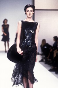 412333441_Valentino2000WomenRTW201.thumb.jpg.c80936e3d764c6fa4bc3a7a1dfc14e8d.jpg