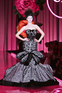 450427085_ChristianDior2004HauteCouture523.thumb.jpg.2a18108179140d3f9bb819810d069195.jpg