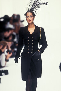 470399728_Chanel1994HauteCouture131.thumb.jpg.28990082fc2e82a487c2c43a2c006f20.jpg