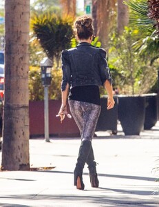 47679157_katebeckinsalelookinaskintightleggingsatlosangeles101220218.thumb.jpg.fef2b65179b6bf6b7bb6748f6c54dce7.jpg