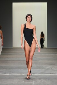 522360266_vogue_com.au29e0e687fa1651e140607957974c6212b.thumb.jpeg.8d17c5b703dabacf56d6512cf1b4767d.jpeg