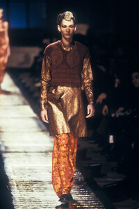 540647223_DriesVanNoten1997WomenRTW103.thumb.jpg.62c22b1d2c622522c3b80879eae97838.jpg