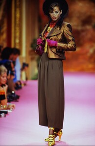 569394180_christian-lacroix-hc-fw-1991(6).thumb.jpg.8fd6849a99051961b1f785783e7081c4.jpg