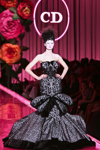 585465173_ChristianDior2004HauteCouture219.thumb.jpg.1e7452fb68046484c1bee938000a92ef.jpg