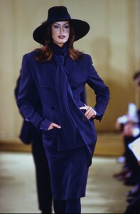 592569081_DonnaKaranFW92(4).thumb.jpg.eedd9c64b762799d6951ee74218a08bb.jpg