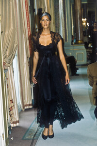 603551804_Chanel1996HauteCouture37.thumb.jpg.8ab91133e1610e9bc944d6fc59a74585.jpg