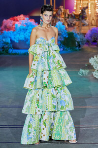 623297313_vogue.com00024-Romance-Was-Born-Australia-Resort-2022-Sydney-credit-gorunway-Brad-Hick.thumb.jpeg.0a4af72614087b1dece2318273d8ae11.jpeg