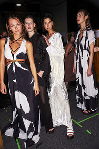 659294089_ashadedviewonfashion.com-in-australia-backstage-with-sonny-vandevelde-at-kitx-mel-4500sonnyphotoskitx(1).thumb.jpeg.2cd1b0a79778e931d5d632180420af9a.jpeg