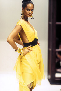 676386461_JeanLouisScherrer1993HauteCouture3.thumb.jpg.58cae23e75e64f4af2a96a282a520e51.jpg