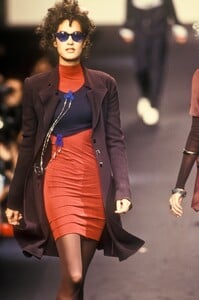 68307349_KarlLagerfeld1994WomenRTW6.thumb.jpg.bd60eb76d66c8b7435ea4fef440ef252.jpg
