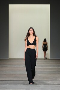 688428883_vogue_com.au20201628a3c39fee989639f1c7be2c8cd.thumb.jpeg.623d0e90108891dfcfb183e6280bfa34.jpeg