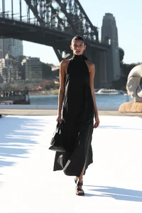 760645962_vogue_com.au117964099690f42547253843437c2bf9a.thumb.jpg.91defef3aff1f8865f7949128d209775.jpg