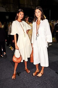 79285836_vogue_com.au4dcf0cc43ae07b535e3426f933fdae31.thumb.jpeg.022dad0a3ca8da2cc6536a06cbe6d12f.jpeg