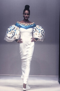 824265133_JeanLouisScherrer1993HauteCouture117.thumb.jpg.7060abbba5110f37785e363bf0d03269.jpg