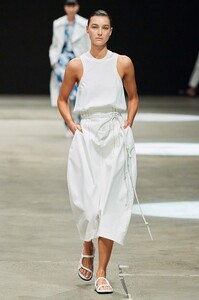 847969588_vogue.com00030-Bassike-Australia-Resort-2022-Sydney-credit-gorunway-Brad-Hick.thumb.jpeg.abdf72423046f5c88de4ab001069576d.jpeg