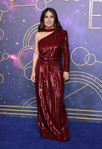 869764216_salmahayekinashinyredgownattheeternalslondonpremiereuk2021glamstyled0.thumb.jpg.ca16ec07e484462a64391ec5a5ef042e.jpg