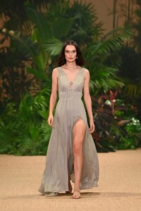 870863454_vogue_com.au295c04221120640d9e6d17877280c7949.thumb.jpeg.f13d021e6f0199afbe4f6e00081d7375.jpeg