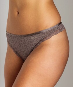 Calvin Klein Seductive Comfort With Lace Thong Urban Cheetah - 3.jpg