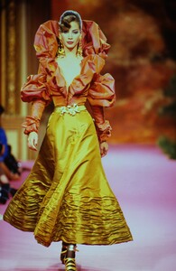 897900694_christian-lacroix-hc-fw-1991(13).thumb.jpg.d8d101174f48bb4f99562edae2959092.jpg