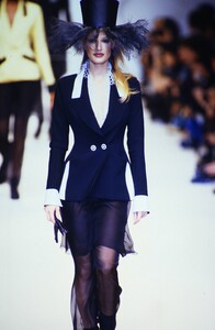 899581127_KARLLAGERFELDSPRING1993(6).thumb.jpg.fa1637376cbd2b49224838d070d05c26.jpg