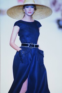 909930663_oscar-de-la-renta-ss-1993(9).thumb.jpg.942a3ad7e1ffc68ac7b987fc1bc85103.jpg