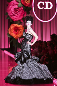 919294805_ChristianDior2004HauteCouture215.thumb.jpg.43f582f3ce0a323525ade17fe9fc05c6.jpg