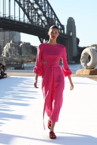 935224368_vogue_com.au27d091b856a4fea74ba0114873f58cd81.thumb.jpeg.72adc9ae3aa123e5add8e38cf7fa97db.jpeg